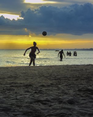 Kumsalda futbol oynayanlar