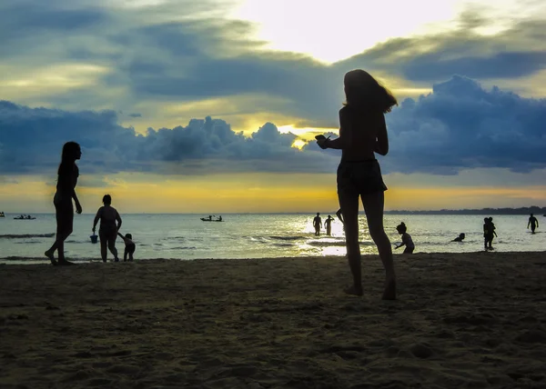 Gruppo di persone in spiaggia — Foto Stock