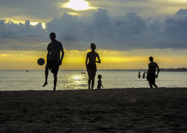 Persone che giocano a calcio in spiaggia — Foto Stock