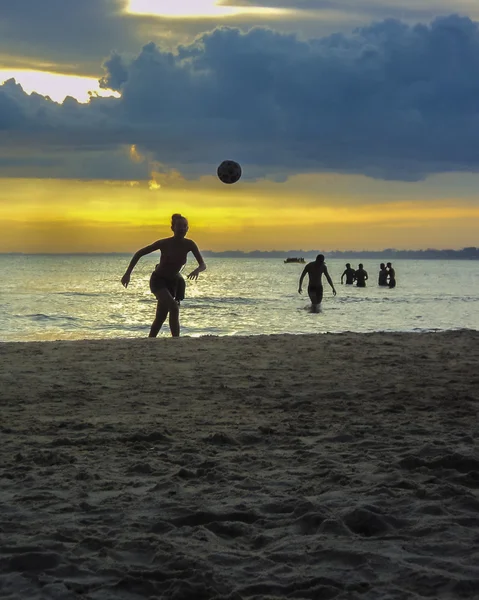 Persone che giocano a calcio in spiaggia — Foto Stock