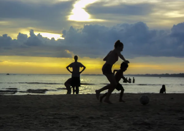 Personer som spelar fotboll på stranden — Stockfoto