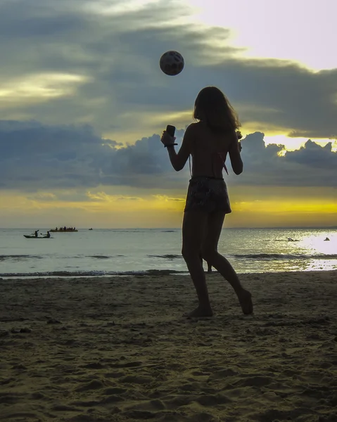 Persone che giocano a calcio in spiaggia — Foto Stock