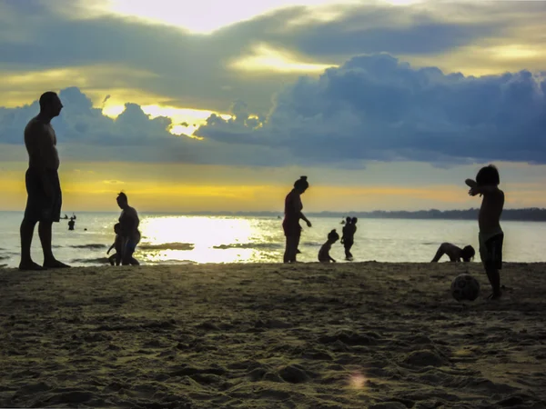 Persone che giocano a calcio in spiaggia — Foto Stock