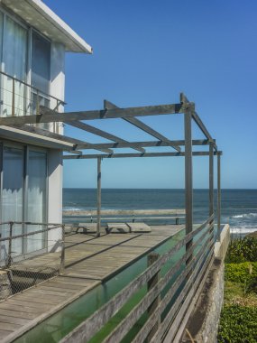 Plajın önünde rustik tarzda ev