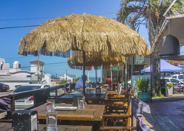 Restaurant rustique en plein air avec des gens — Photo