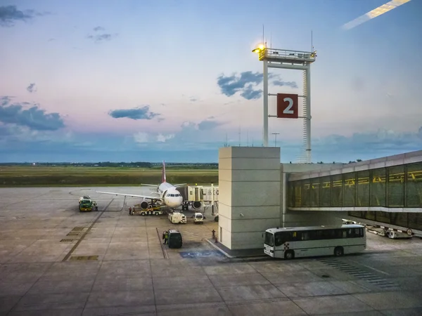 Avião estacionado no aeroporto de Montevidéu — Fotografia de Stock