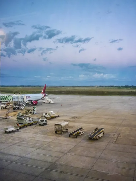 Flugzeug am Flughafen in Montevideo geparkt — Stockfoto