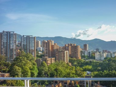 binalar ve medellin Kolombiya dağlarında