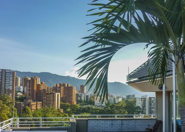 Будинки й гори в Медельїн, Колумбія — стокове фото