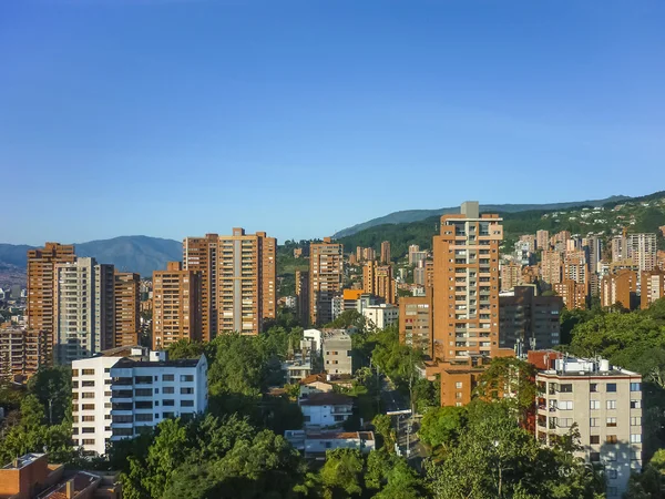 Épületek és hegyek medellin Kolumbia — Stock Fotó