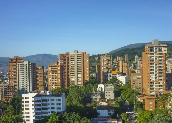 Épületek és hegyek medellin Kolumbia — Stock Fotó