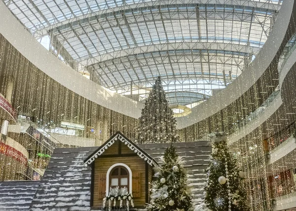 Juldekoration på mall — Stockfoto