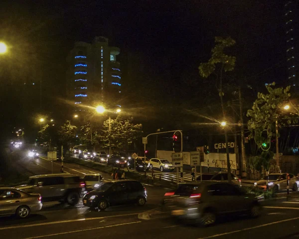 Cena urbana noturna de Medellín Colômbia — Fotografia de Stock