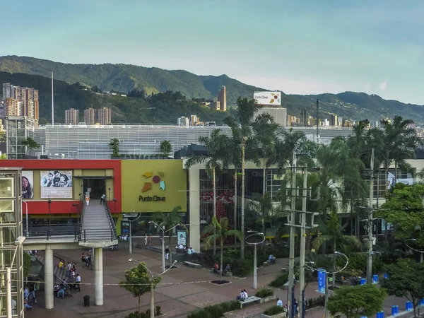 Alışveriş Merkezi ve medellin dağlarda havadan görünümü — Stok fotoğraf