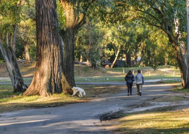 İnsanlar Montevideo Park'ta