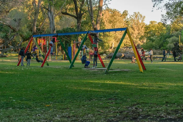 Gyermek játszó gyermekek játékkal park — Stock Fotó