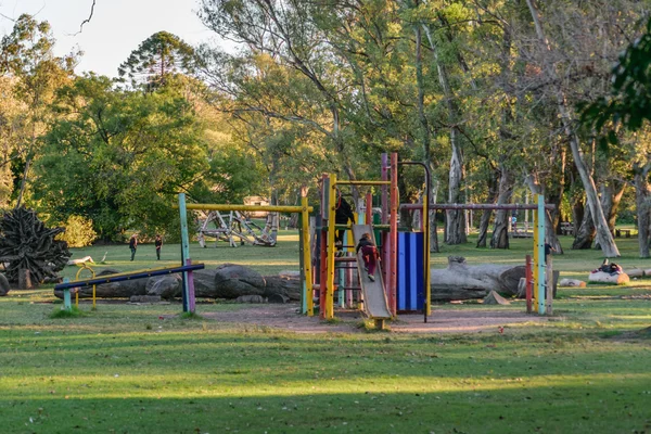 Crianças brincando de crianças jogos no parque — Fotografia de Stock