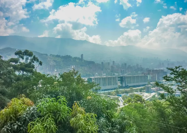 Вид с холма Нутибара на Медельин с воздуха — стоковое фото