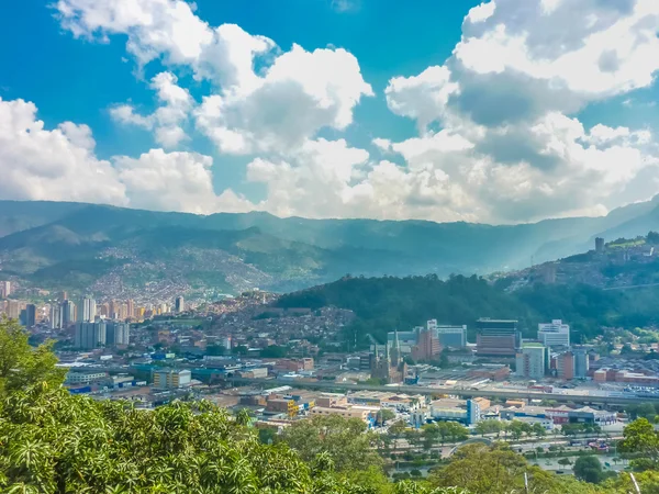 Flygfoto över Medellín från nutibara hill — Stockfoto