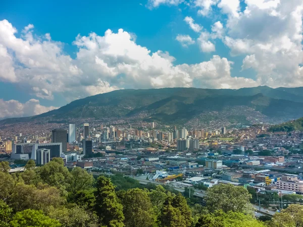 มุมมองทางอากาศของ Medellin จากเนินเขา Nutibara — ภาพถ่ายสต็อก