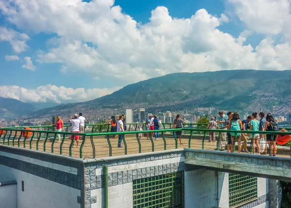 Mensen bij Gazebo in Nutibara Hill in Medellin — Stockfoto