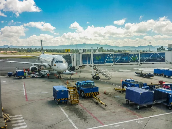 Letadlo zaparkováno na letišti medellin — Stock fotografie