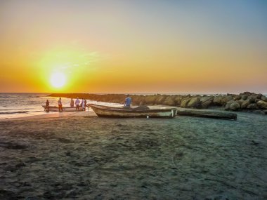 Cartagena sahilde gün batımında balıkçılar