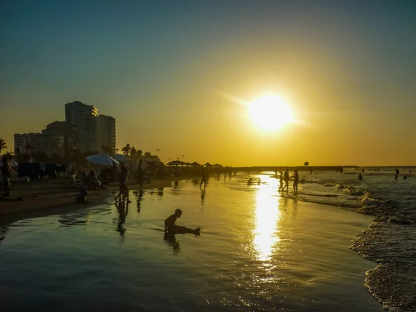 Puesta de sol en la playa de Cartagena Colombia — Foto de Stock