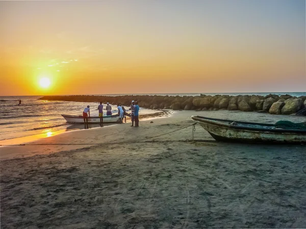 Pescadores al atardecer en la playa de Cartagena —  Fotos de Stock