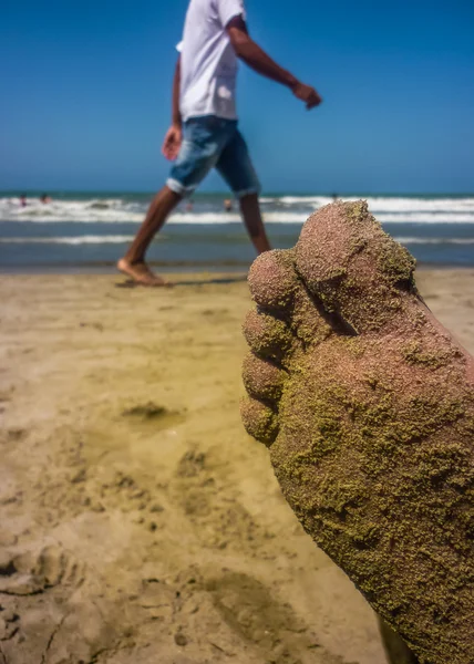 ビーチで砂だらけの足 — ストック写真