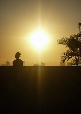 Adam siluet ve günbatımı Cartagena