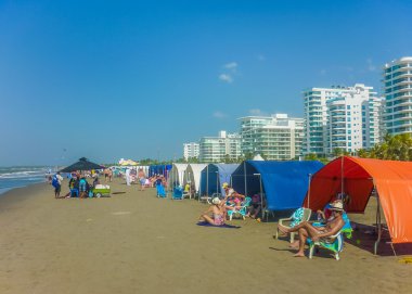 Cartagena 'daki plajdaki insanlar