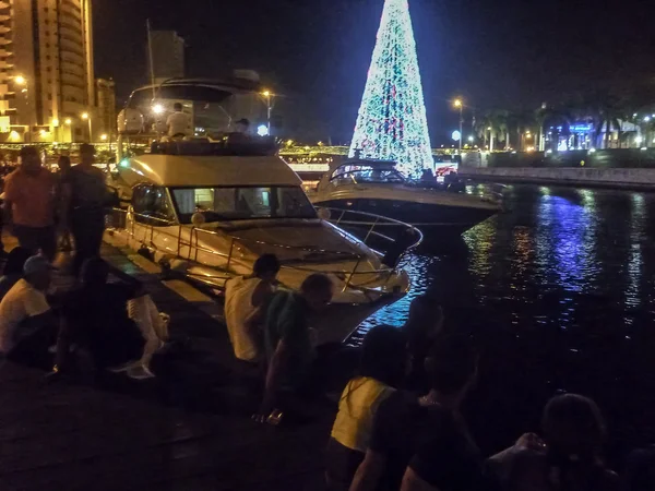 Gente en la noche de verano en el lago de Cartagena — Foto de Stock