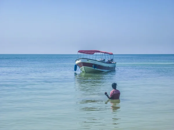 黒男とカリブ海のボート — ストック写真