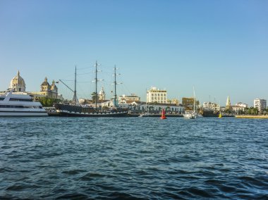 Cartagena liman ve eski tarzı gemiler