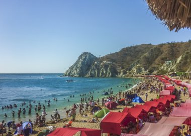 Kolombiya Karayip Adası 'nda kalabalık plaj