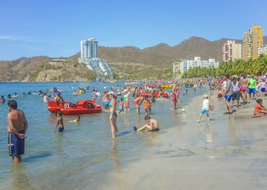 Kalabalık plaj el Rodadero Kolombiya