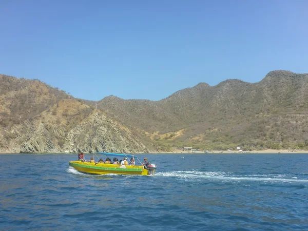 Barco turístico rumbo a Isla en Colombia — Foto de Stock