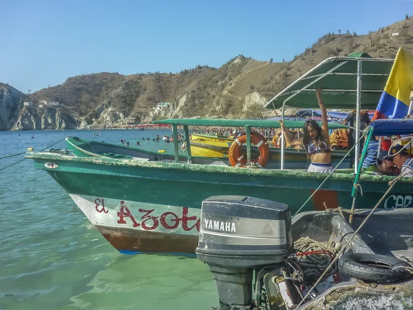 Båtar vid stranden vid karibiska ön i Colombia — Stockfoto