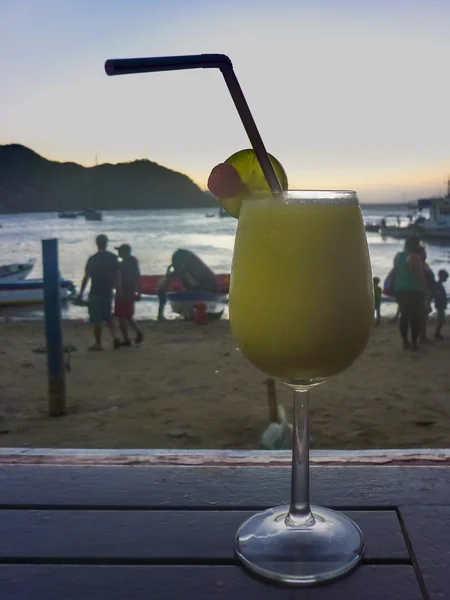 Bebida tópica na praia em Taganga Colômbia — Fotografia de Stock