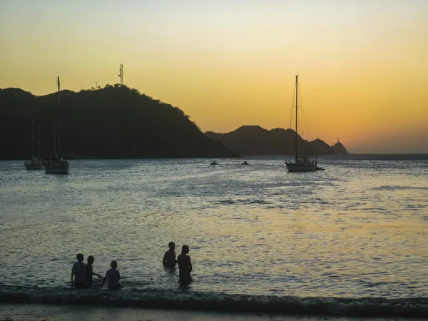 Pôr do sol na praia caribenha de Taganga, na Colômbia — Fotografia de Stock