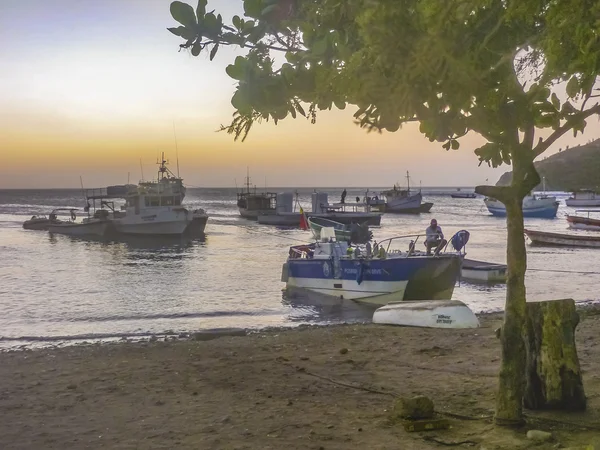 Barcos de pesca en Bahía Taganga en Colombia — Foto de Stock