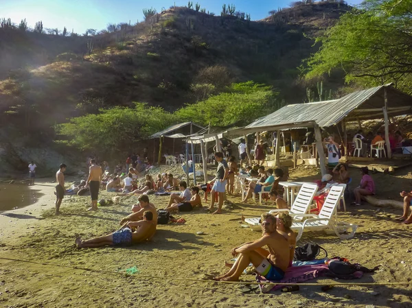 Piccola spiaggia affollata in Taganga Colombia — Foto Stock