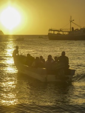 Gün batımında tekne Taganga Bay Kolombiya insanlarda