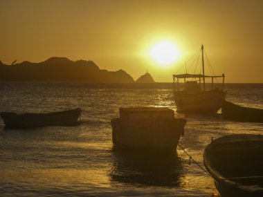 Taganga Bay Kolombiya 'da günbatımı 'da tekneler