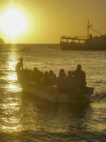 Ludzie w łodzi na zachód słońca w Taganga Bay Kolumbia — Zdjęcie stockowe