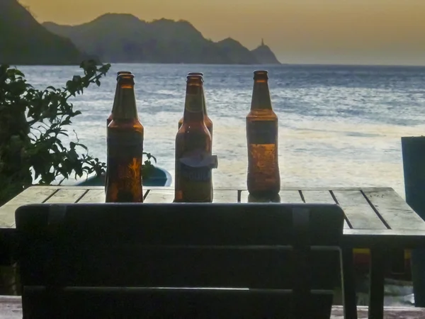Prázdné lahve od piva v Karibiku venkovní Bar — Stock fotografie