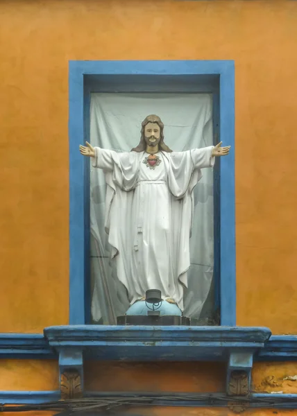 Christ Scuplture sur la façade de la maison — Photo