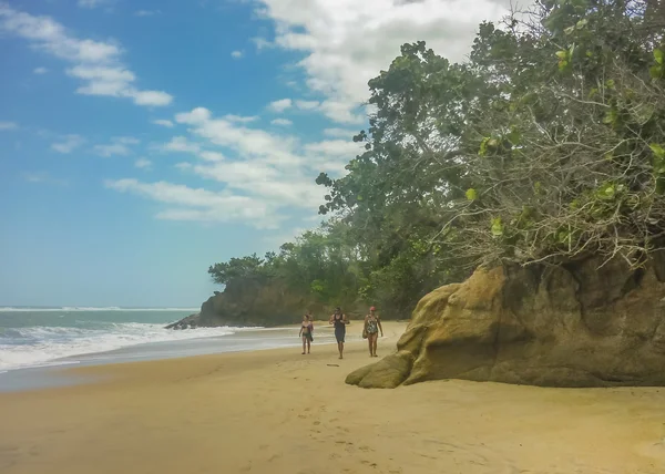 Touristen am tropischen Strand des tayrona Nationalparks — Stockfoto