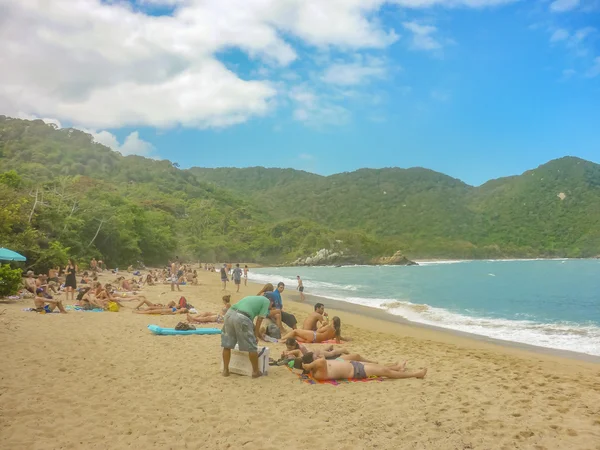 Tropikal Plajı Tayrona Milli Parkı'nda insanlar — Stok fotoğraf